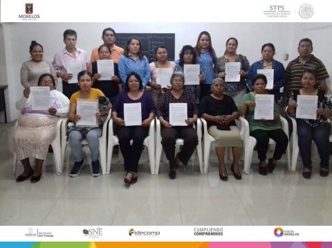 SNE Morelos entrega actas en propiedad a 14 pequeños nuevos negocios